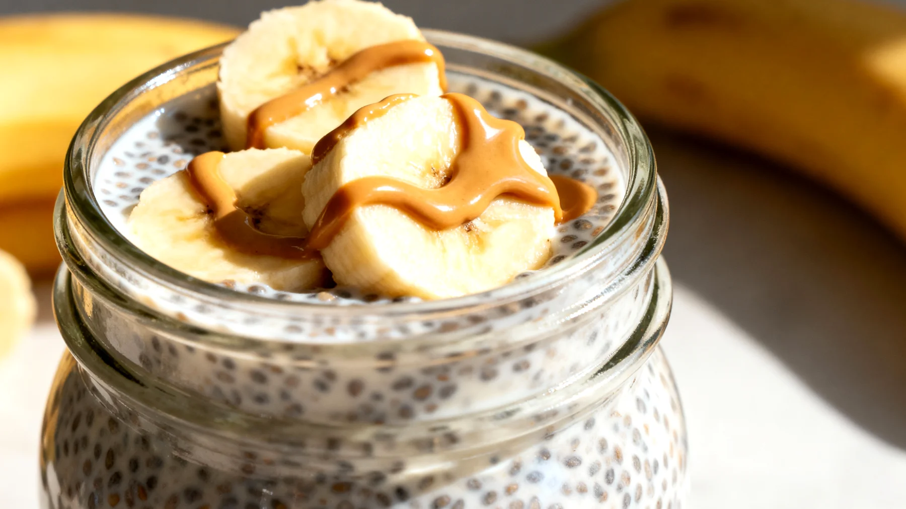 Budino di semi di chia con latte di mandorla, banana e burro di arachidi"