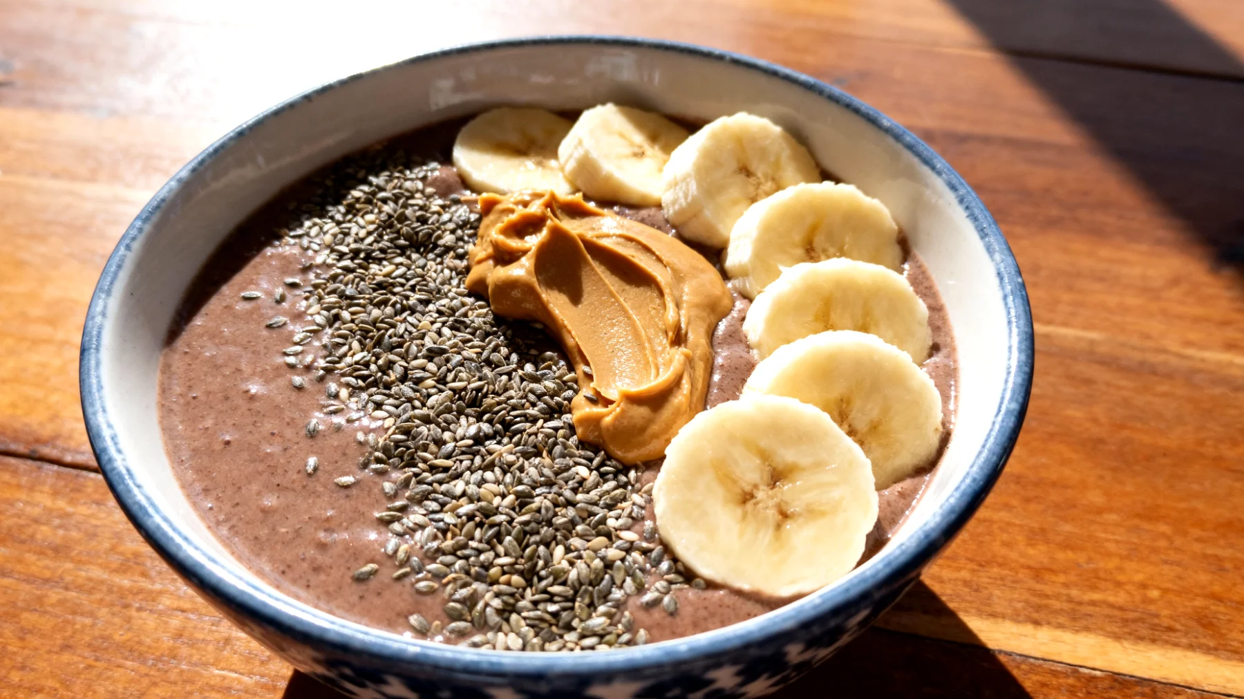 Smoothie bowl con semi di canapa, banana e burro di mandorle"